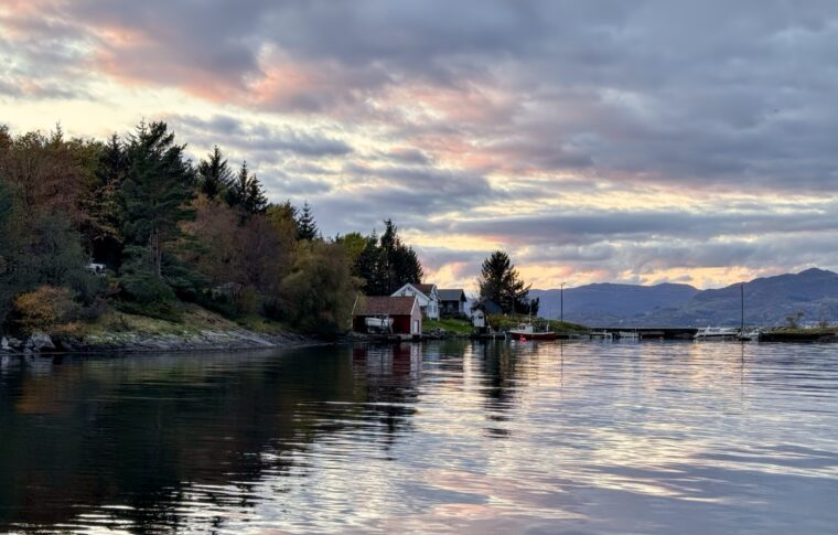 Die nordwestliche Küste der Insel Ombo in Norwegen bei Sonnenuntergang